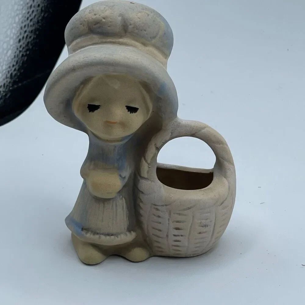 Vintage United China & Trading Co. bisque ceramic Big Hat series Bonnet girl fig
